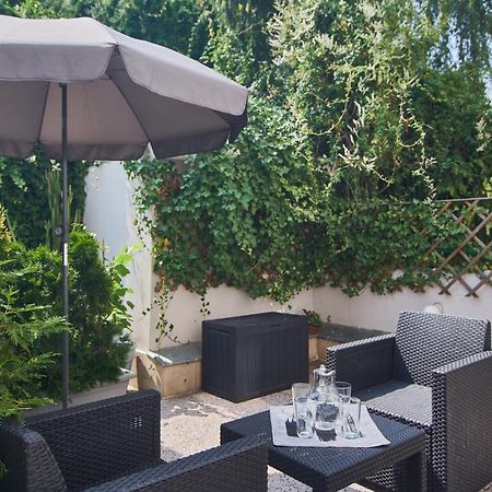 Nice Home To Stay At Prague Close To Castle With Terrace And Garden Praga Exterior foto